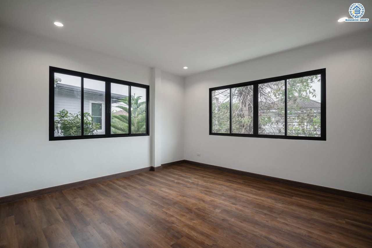 บ้านมือสองตกแต่งใหม่ แบรนด์ LH โครงการ ชัยพฤกษ์ บางบัวทอง หลังใหญ่ วิวสวนสาธารณะ เนื้อที่ 55.5 ตร.ว. ฟังก์ชัน 3 ห้องนอน 3 ห้องน้ำ 1 ห้องแม่บ้าน จอดรถได้ 1 คัน พร้อม Facilities ครบครัน บนทำเลเดินทางสะดวก ติดถนนบางกรวย-ไทรน้อย ใกล้เซ็นทรัลเวสต์เกต และรถไฟฟ้าสายสีม่วง "สถานีบางพลู"